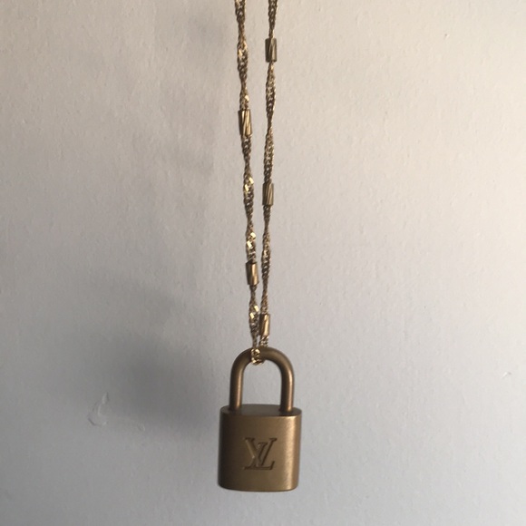 Lv lock and necklace - Picture 2 of 6